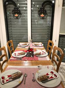 Ein Bild, das Tisch, Fenster, drinnen, Esstisch enth�lt.

Automatisch generierte Beschreibung