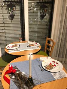 Ein Bild, das drinnen, Fenster, Tisch, Esstisch enth�lt.

Automatisch generierte Beschreibung