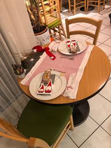 Ein Bild, das Boden, drinnen, Stuhl, Tisch enth�lt.

Automatisch generierte Beschreibung